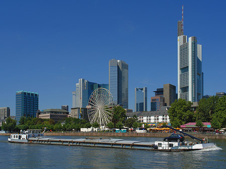 Skyline von Frankfurt mit Schiff Foto 