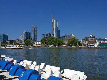 Fotos Skyline von Frankfurt mit Tretbooten | Frankfurt am Main