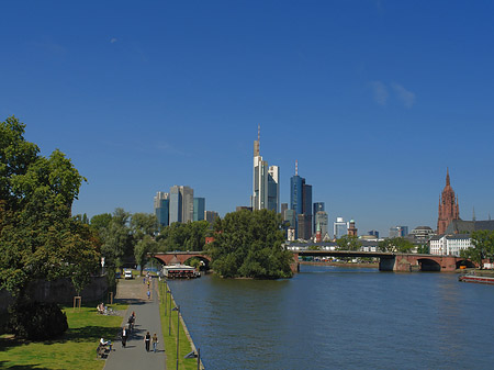 Foto Skyline von Frankfurt mit Ufer - Frankfurt am Main