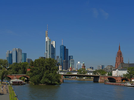 Foto Skyline von Frankfurt mit Ufer