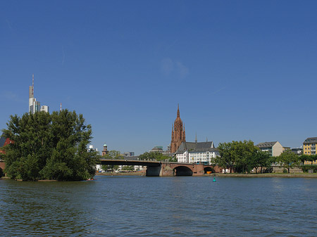 Skyline von Frankfurt mit Ufer Foto 