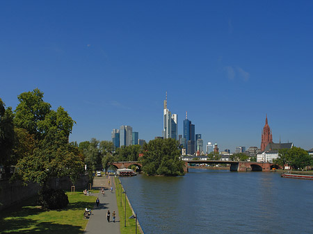 Skyline von Frankfurt mit Ufer Foto 