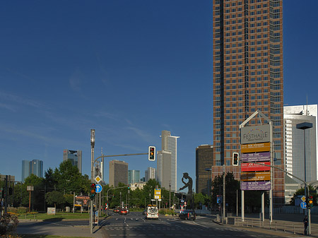 Messeturm auf der Theodor-Heuss-Allee