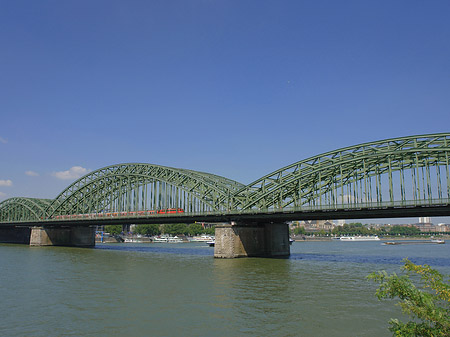 Foto Hohenzollernbrücke mit Zug - Köln