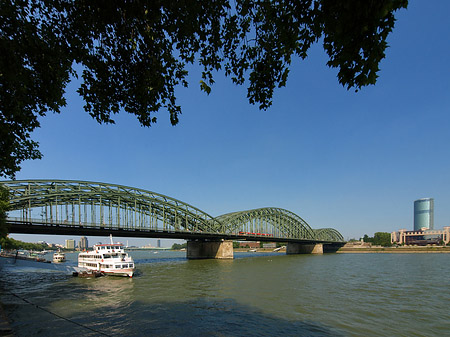 Hohenzollernbrücke reicht ans Kennedyufer Fotos