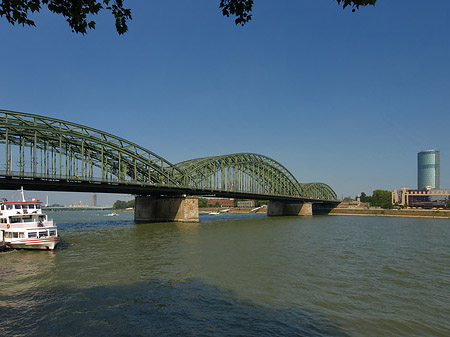 Foto Hohenzollernbrücke reicht ans Kennedyufer