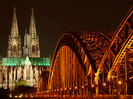 Fotos Kölner Dom hinter der Hohenzollernbrücke