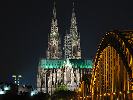 Kölner Dom hinter der Hohenzollernbrücke