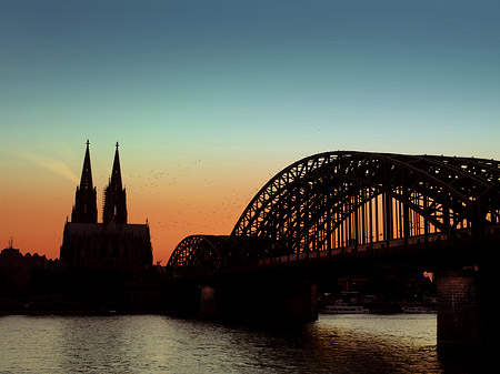 Foto Kölner Dom hinter der Hohenzollernbrücke