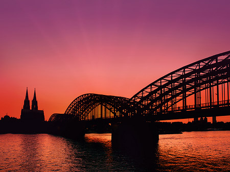 Foto Kölner Dom hinter der Hohenzollernbrücke - Köln