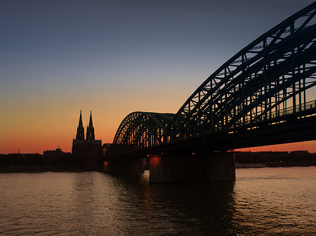 Foto Kölner Dom hinter der Hohenzollernbrücke