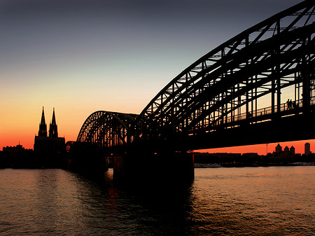 Foto Kölner Dom hinter der Hohenzollernbrücke - Köln