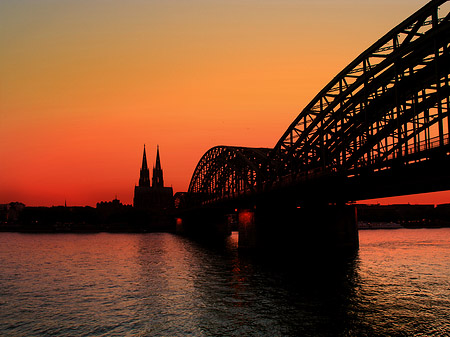 Fotos Kölner Dom hinter der Hohenzollernbrücke