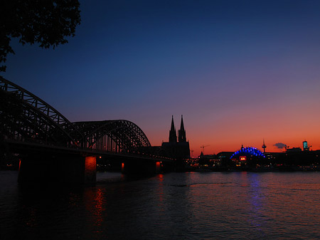 Kölner Dom hinter der Hohenzollernbrücke