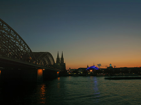 Kölner Dom hinter der Hohenzollernbrücke