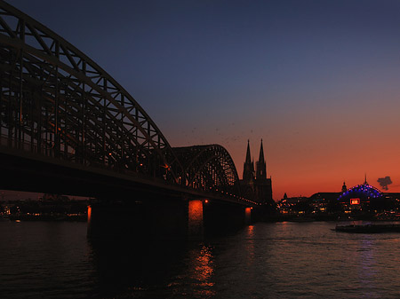 Kölner Dom hinter der Hohenzollernbrücke