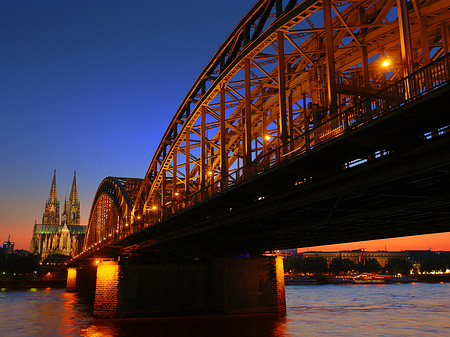 Foto Kölner Dom hinter der Hohenzollernbrücke