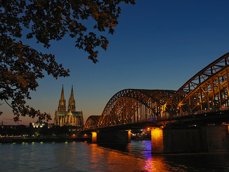 Kölner Dom hinter der Hohenzollernbrücke Fotos