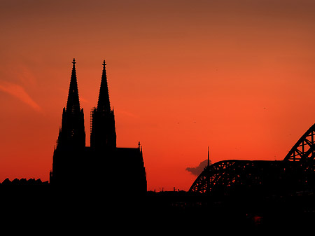 Foto Kölner Dom hinter der Hohenzollernbrücke - Köln