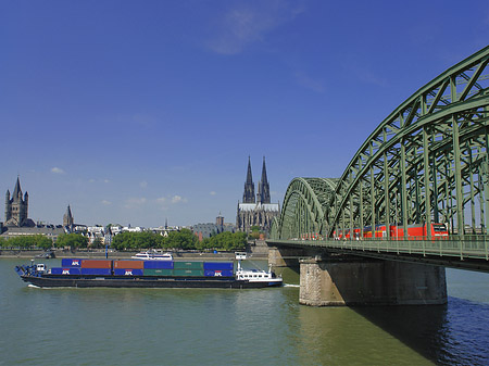 Foto Schiff unter der Hohenzollernbrücke - Köln