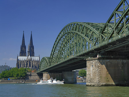 Fotos Schiff unter der Hohenzollernbrücke | Köln