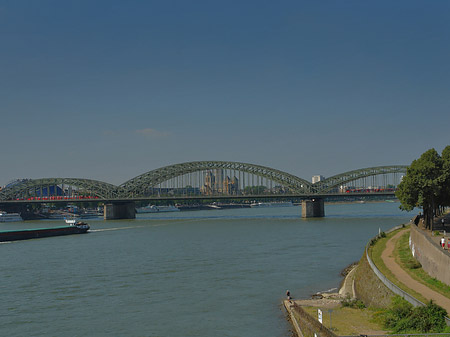 Foto Schiff vor der Hohenzollernbrücke