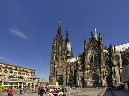 Bimmelbahn fährt zum Kölner Dom Fotos