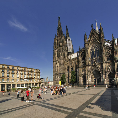 Kölner Dom mit Domhotel Foto 