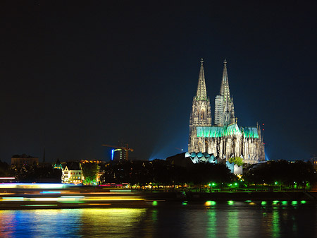 Schiff fährt am Kölner Dom vorbei Fotos