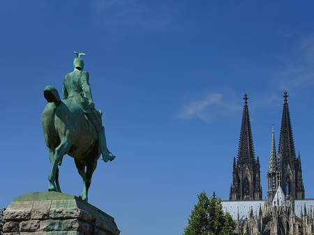 Kölner Dom mit Reiterstatue Fotos