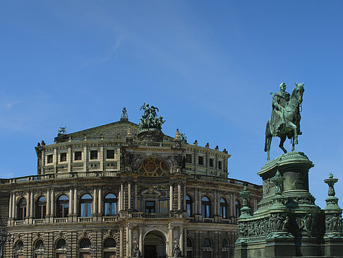 König-Johann-Statue mit Semperoper Foto 