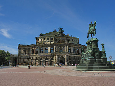 Foto König-Johann-Statue mit Semperoper - Dresden