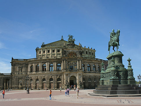 König-Johann-Statue mit Semperoper