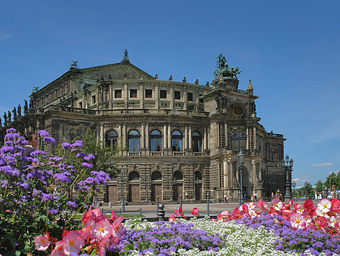 Semperoper mit Blumen Fotos