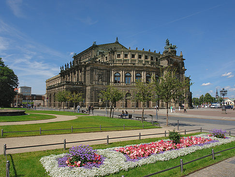 Semperoper mit Blumen Fotos