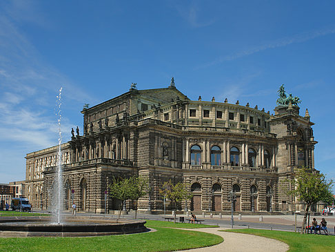 Semperoper mit Springbrunnen