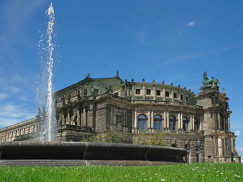 Foto Semperoper mit Springbrunnen