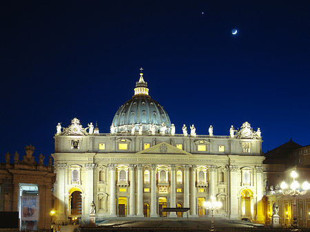 Petersdom mit Halbmond Foto 