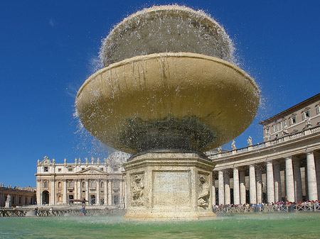 Fotos Brunnen mit Petersdom